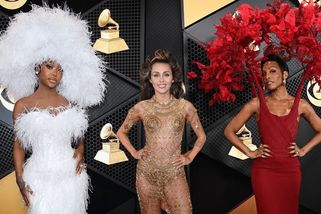 Róby na cenách Grammy: Vykukující bradavky, outfit ze špendlíků, stromošaty či záplava peří