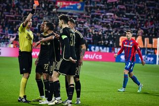 Červená pro Preciada bez diskuze, proč ale nikdo neřeší Sakalu a další? - Médium.cz