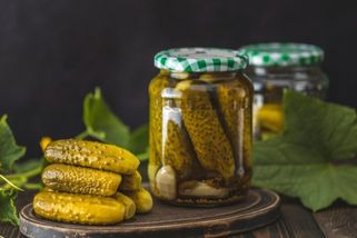 Pijete nálev z nakládaných okurek? Expert varuje před zdravotními riziky