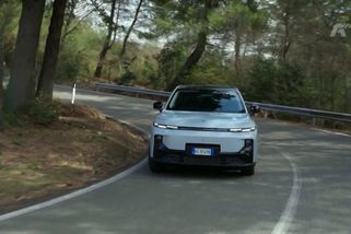 Nováček na trhu řeší palčivý problém elektromobilů. Nabíječky nepotřebuje a konkurenci drtí cenou | Autosalon TV Prima