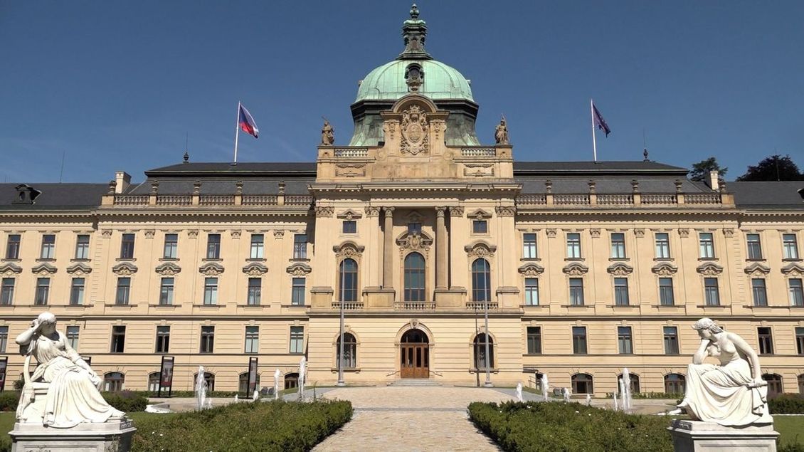 Úřad vlády za Fialy nabobtnal: vzrostl počet zaměstnanců, o desítky milionů i náklady na platy - Novinky