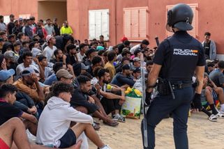 V Ceutě rozháněli hromadnou strkanici migrantů střelbou do vzduchu - Novinky