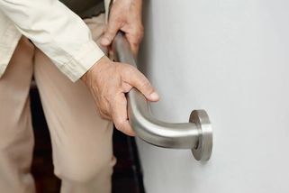 Bezpečnější byt po šedesátce nemusí stát tisíce: 5 úprav zvládnete levně, některé úplně zdarma