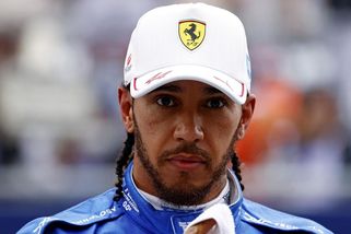 Ve Ferrari to skřípe. Sarkastický Hamilton posílal inženýry na čaj - Sport.cz