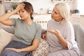 Nemůžu si pořídit dítě, protože moje matka odmítá jít do důchodu. Vnímám to jako zradu - Médium.cz