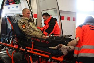 Z deseti mužů přežil sám. Sanitka přání přivezla raněného bojovníka do Česka - Seznam Zprávy