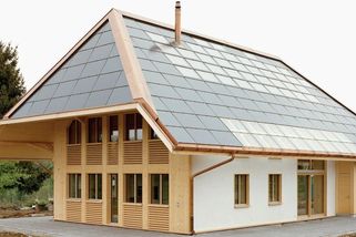 Moderní soběstačný dům postavili z balíků slámy a dřeva - ČESKÉSTAVBY.cz