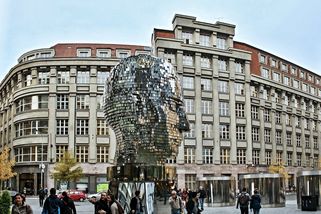 Policie po zásahu na pražském magistrátu stíhá šest lidí. Viní je z úplatkářství či praní špinavých peněz