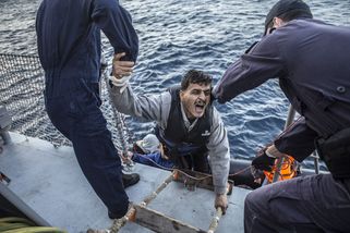 Loď s migranty začala hořet. Britské a francouzské...