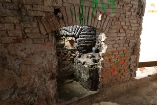 Archeologové v Brně objevili zazděnou černou kuchyni