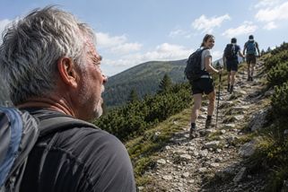 Stáří není pro sraby. Uvnitř nám je pořád třicet, ale tělo už zažilo své. Psychologové tomu říkají subjektivní věk
