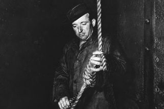 Krvavé popravy v Norimberku: Odsouzení naráželi obličejem do propadliště. Kat si zkušenosti vymyslel - Médium.cz