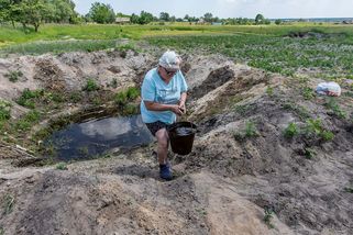Až se bojiště vrátí zemědělcům. Ukrajina hledá cestu k obnově zničených polí