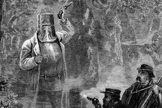 Australský psanec si vykoval brnění z pluhů. Ned Kelly pak šel sám proti třiceti puškám - Médium.cz