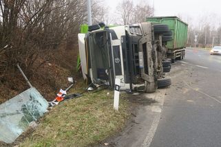 Na křižovatce v Hranicích se převrátilo nákladní auto s odpadem - Novinky
