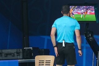 VAR tady nechceme! Protesty fanoušků ukončily ligový zápas - Sport.cz