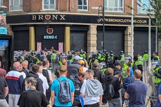 V Británii bylo zadrženo přes 80 lidí kvůli násilnostem při demonstracích - Novinky