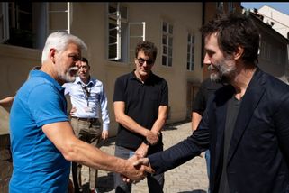 Hollywoodský fešák překvapil Prahu. Keanu Reeves poseděl s Petrem Pavlem u piva