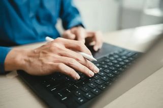 Firmy pomalu začínají otáčet a upřednostňovat zaměstnance nad 50 let. Jejich pracovní návyky se s mladými nedají srovnat