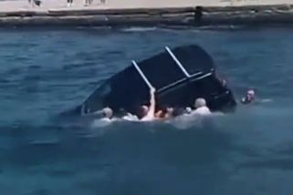 Drama v Terstu. Vojáci skočili pro řidiče, jehož auto sjelo do moře a klesalo ke dnu - Novinky