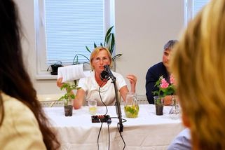 „Provokatéři“ vyostřují kampaň Konečné. Proč to neřešíte, vyčítá Rakušanovi - Seznam Zprávy