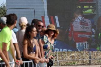 Šok na cyklistické Vueltě: Vedoucí Pogačar spadl na rovině, kvůli krvavému zranění závod vzdal