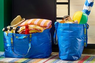 Už tento víkend. Co si zákazníci IKEA nacpou za 10 minut do modré tašky, to mají zadarmo