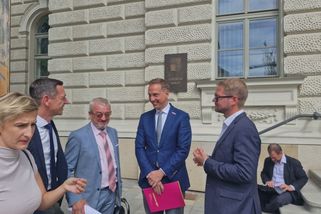 Lídři opozice se sešli před Ústavním soudem, chtějí zamezit vládě zatnout hlubokou rozpočtovou sekeru - Novinky