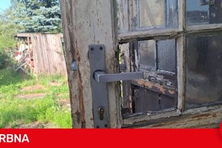 Bezmocná seniorka ležela v bolestech ve svém domě, zasáhnout museli strážníci