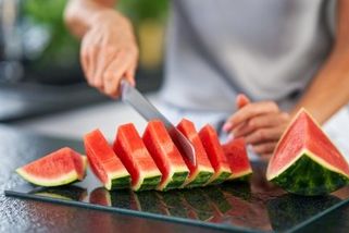 Děláte tuto chybu s melounem i vy? Vynechání jednoho důležitého kroku před krájením vám může pěkně zavařit - Magazín Recepty.cz