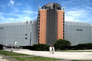 „Feudalismus“ v sídle EK: Vypnuli klimatizaci pro nižší úředníky. Komisaři se ve vyšších patrech nadále chladí - Echo24.cz