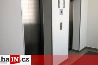 prahain.cz/zivot-ve-meste/pet-manazeru-a-jedna-manazerka-uvizli-ve-vytahu-zabrany-a-cast-obleceni-ztratili-po-dvaceti-minutach-23884.html?utm_source=www.seznam.cz&utm_medium=seznam_distribuce&utm_campaign=lide