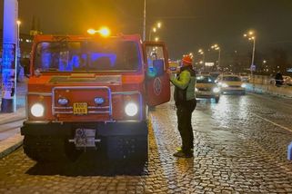 Nespokojení hoteliéři z Krkonoš vjeli se sněžnými rolbami do centra Prahy - Novinky