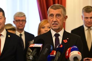 Babiš propustí stovky lidí z Úřadu vlády: Není tam ani kde sedět, říká. Okamura škrtá delegace