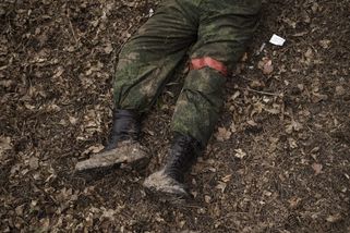 Vzdal se a prosil o pomoc, vojáci pak Rusa „prostě střelili do hlavy“, přináší svědectví NYT