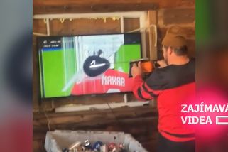 Ztráta hokejového zlata bolí. Zhrzený Kanaďan rozřezal televizi motorovkou | Zajímavá videa