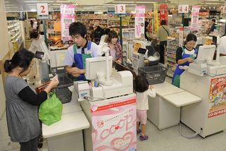 Japonský supermarket zavedl superpomalou pokladnu, tržby mu vzrostly o 10 procent - Novinky