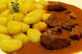 Takhle se vaří maďarský perkelt: Cibule musí být skoro tolik jako masa a paprika nesmí zhořknout