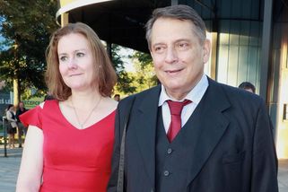 Je potřetí ženatý, má krásnou dceru. Pamatujete bývalého premiéra Jiřího Paroubka? - Médium.cz