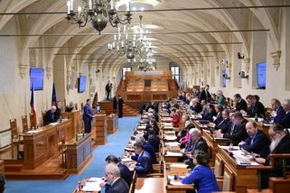 Senát schválil zpřísnění pro předčasné důchody a zpomalení řádných valorizací