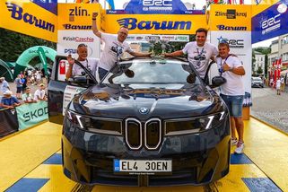 Barum Czech Rally Zlín není jen o rychlosti. V kategorii elektromobilů letos zvítězilo BMW iX3