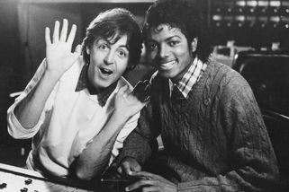 Zrada přátelství. Michael Jackson koupil práva na písně Beatles. Paul McCartney mu nikdy neodpustil - Médium.cz
