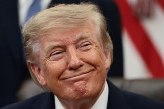„Zachránil jsem Británii před jadernou katastrofou,“ tvrdí Trump. Zemi pohrozil