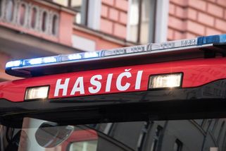 Dělníka v Benešově už přes hodinu vyprošťují, je zavalen až po krk - Novinky