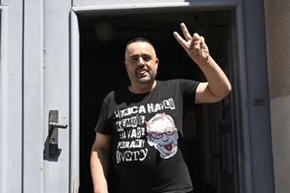 Novotného napadl kandidát Stačilo!, facku zachytilo video. Neandrtálec, reagoval exstarosta