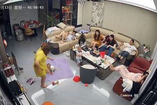 Číňanka vstoupila na koupelnovou váhu, ta se pod ní rozprskla na kousky. Zachytila to kamera - Novinky