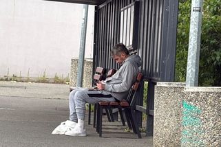 Bizarní situace na nádraží: Řidič odmítl pustit Martina Fenina do autobusu. A pak mu frnkl i s kufrem