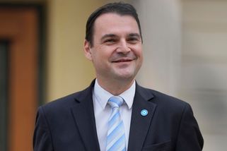Takhle nachytali ministra: Macinka si sedl k muži v kukle, odnesl si láhev rumu. Falešné bomby si ochranka nevšimla