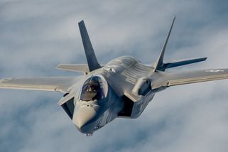 Americký super-letoun F-35A Lightning II může v blízkosti bouřky až explodovat, zrovna ten chce přitom AČR; jde o kritický problém