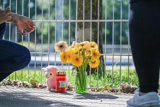 Roční dívenka zemřela v rozpáleném autě v Německu. Matka na ni zapomněla a šla do práce - Novinky